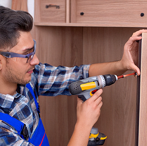 Schreiner baut Schrank